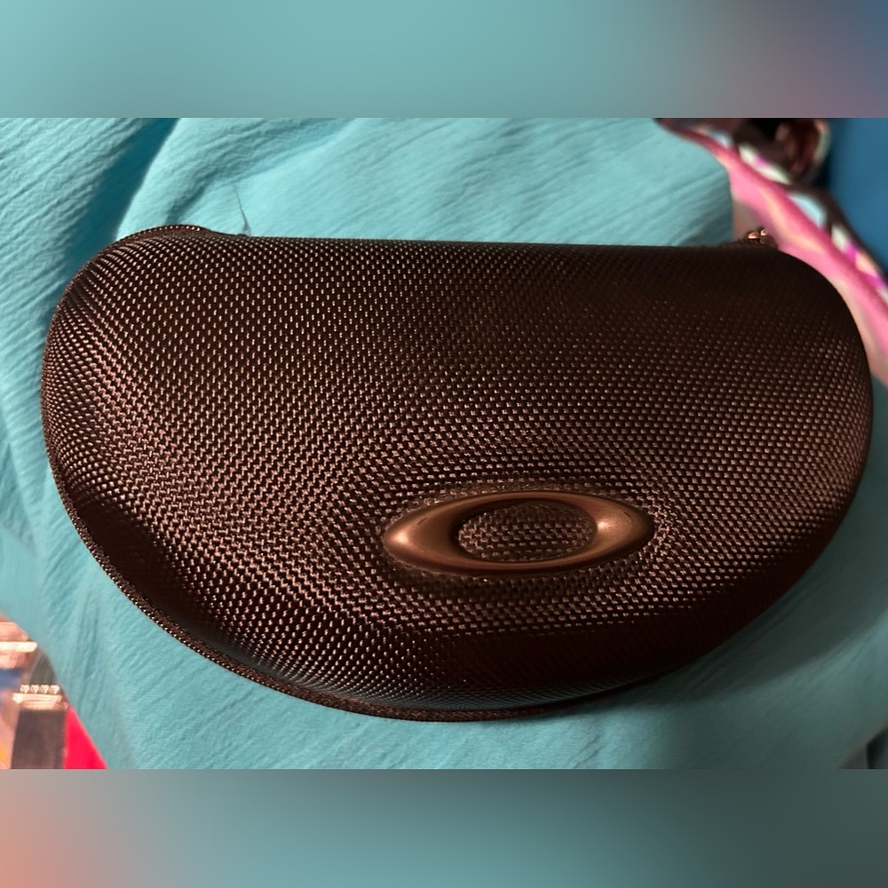 Black Oakley clamshell sunglasse case